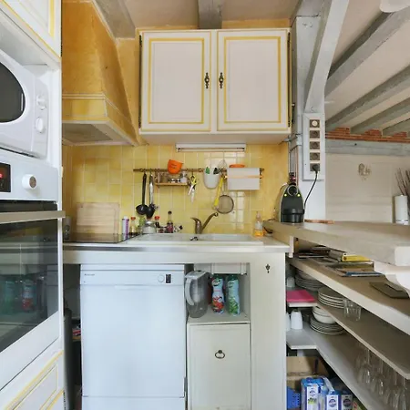 Elegant And Spacious T2 #tours #halles #courprivee Tours