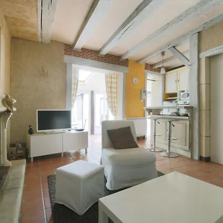 Elegant And Spacious T2 #tours #halles #courprivee Tours