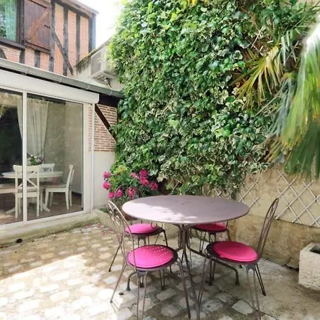 Elegant And Spacious T2 #tours #halles #courprivee Lägenhet *