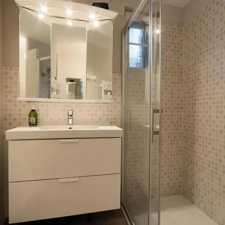 Elegant And Spacious T2 #tours #halles #courprivee Tours