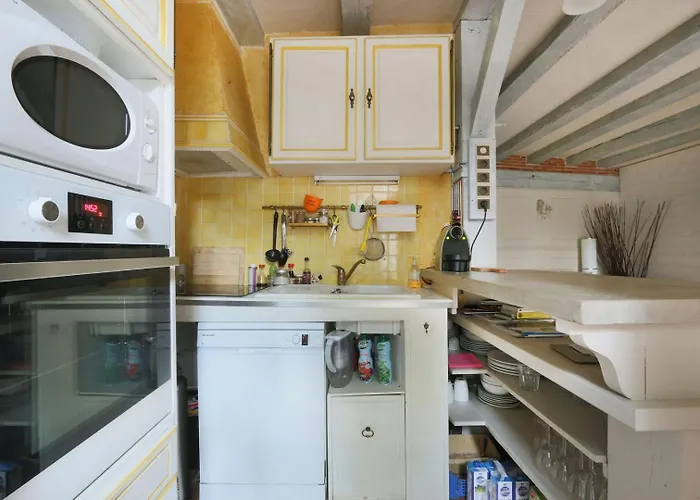 Elegant And Spacious T2 #tours #halles #courprivee Tours