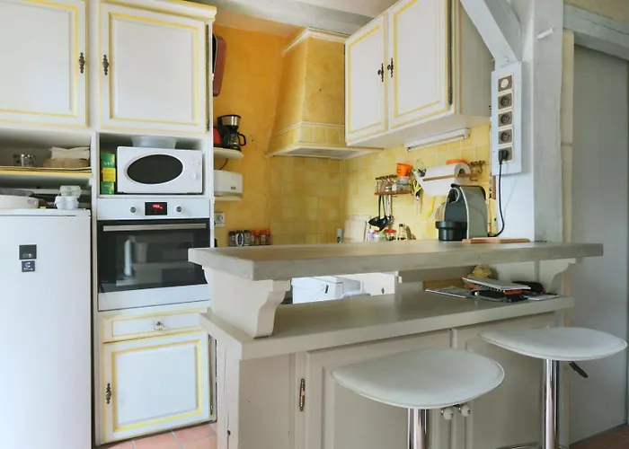 Elegant And Spacious T2 #tours #halles #courprivee